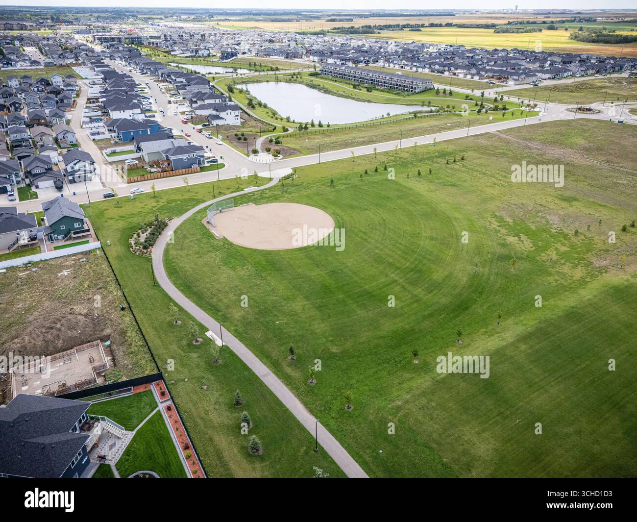 Vue aérienne de Kensington à Saskatoon, Saskatchewan, montrant les nouvelles maisons, étangs et parcs communautaires. Banque D'Images