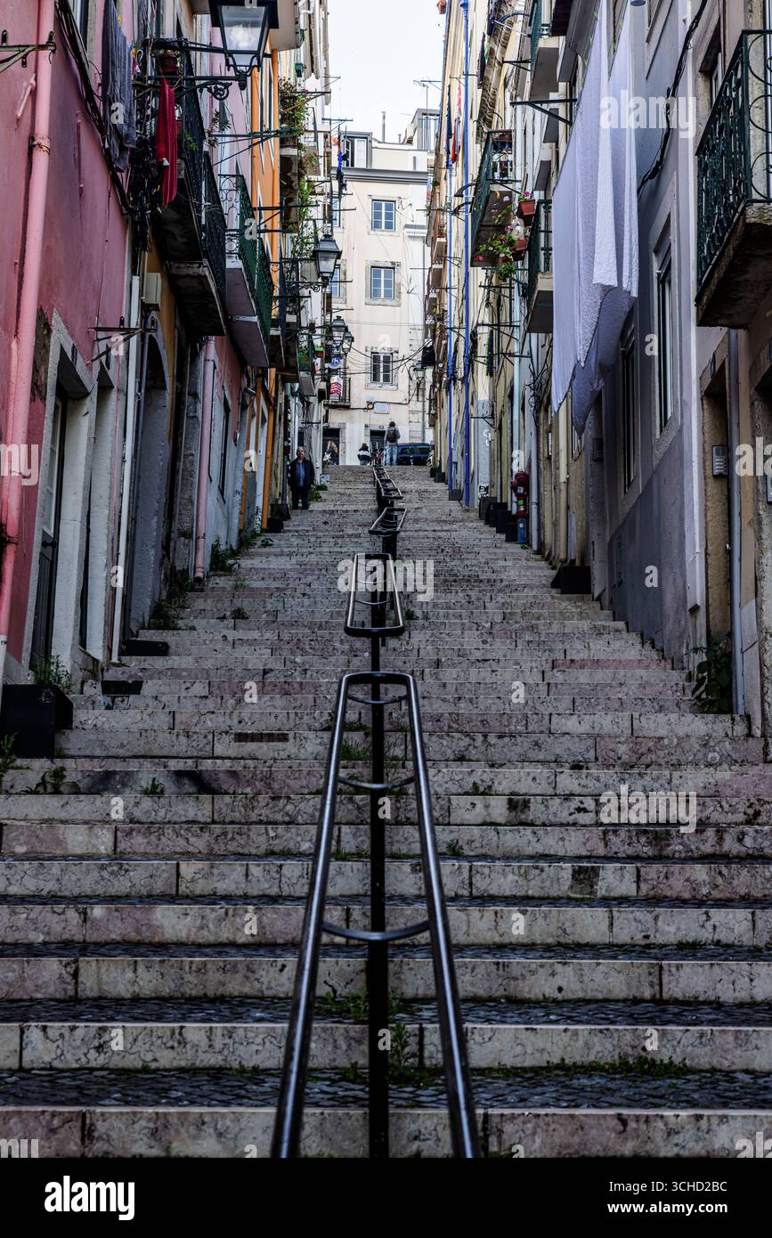 Escaliers dans une ruelle étroite dans la vieille ville de Lisbonne, Portugal. Banque D'Images