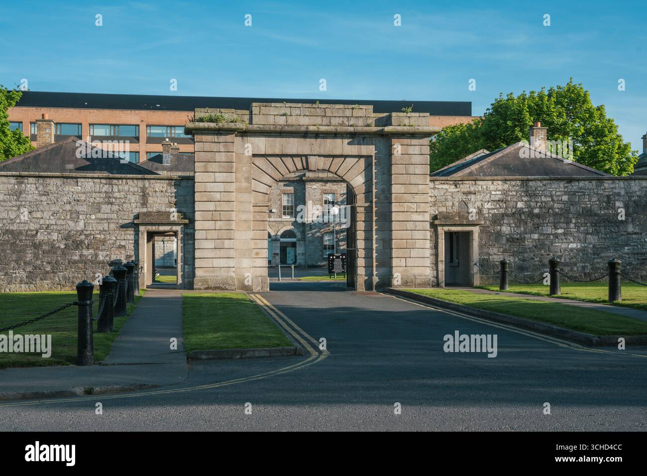 La porte d'entrée du Beggars Bush Barracks and Labor History Museum à Dublin, Irlande, capturée pendant l'heure d'or avec un ciel bleu clair, highlig Banque D'Images