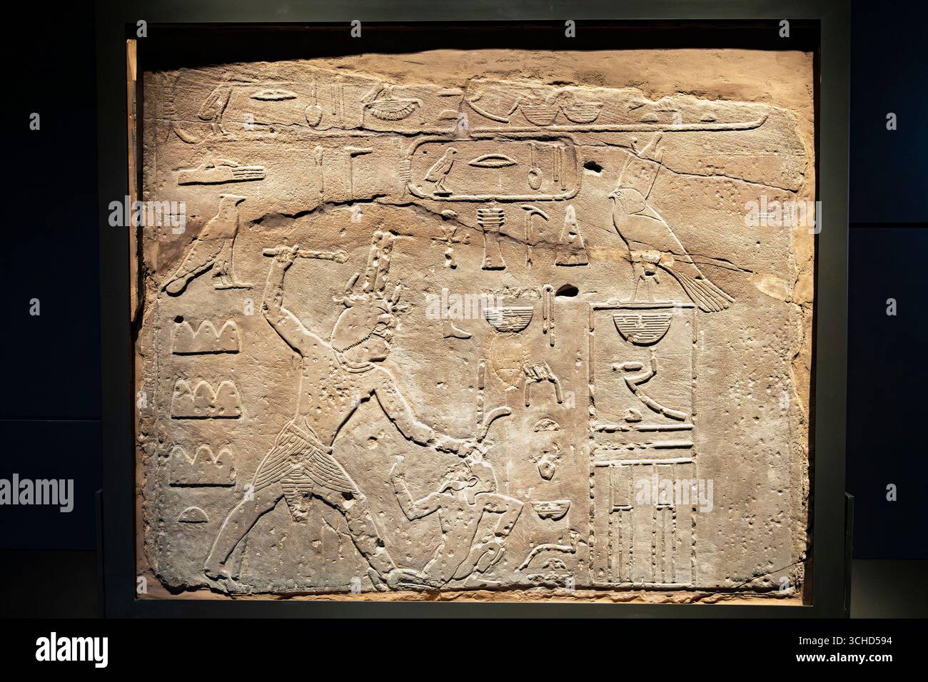 Grand Musée égyptien (GEM), Galerie principale, relief du roi Sneferu dans le Sinaï, campagne militaire, de Wadi Maghara, Gizeh, Egypte, Afrique du Nord, Afrique Banque D'Images