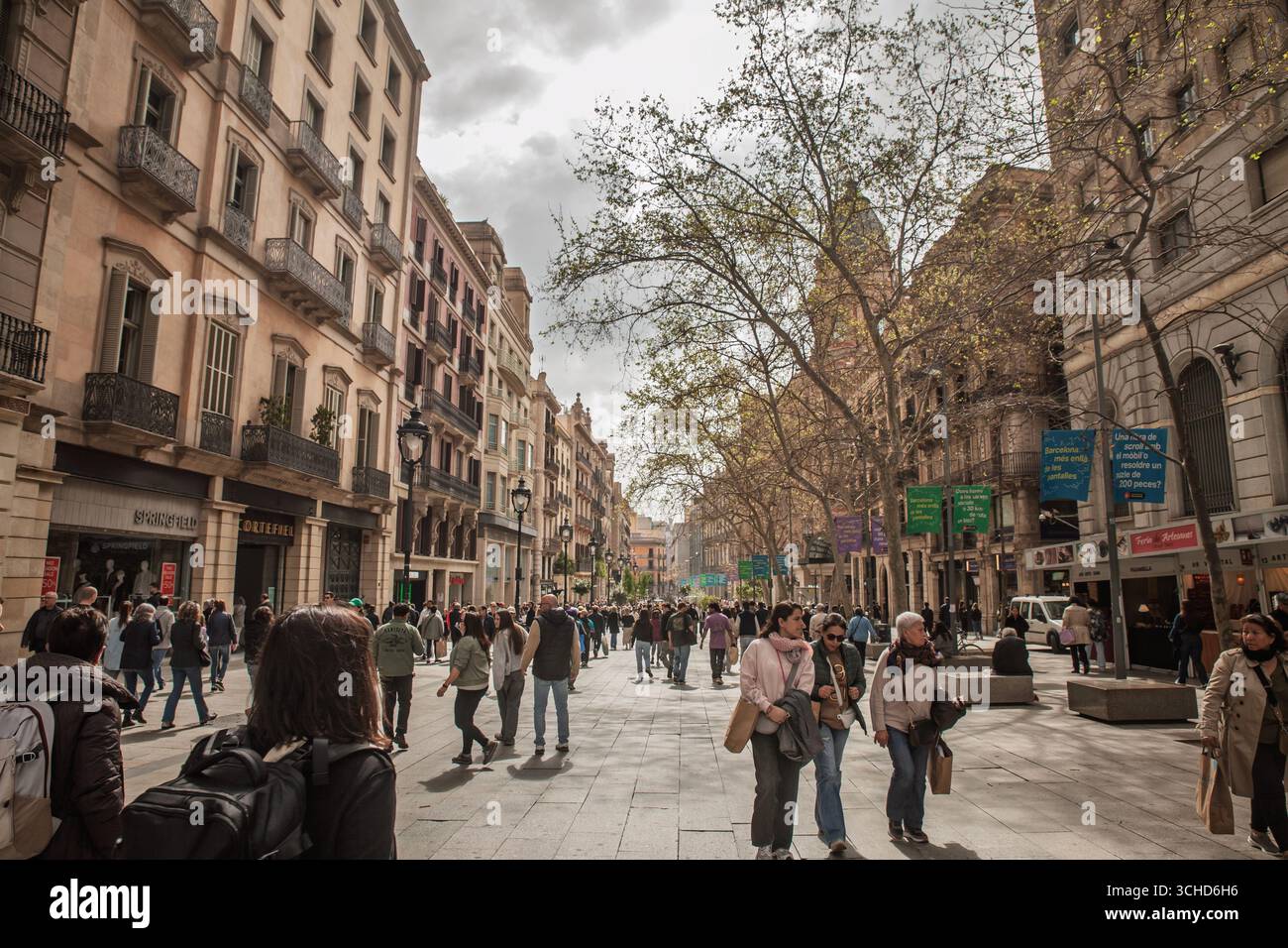 BARCELONE, ESPAGNE - 5 AVRIL 2025 : foule le long de Las Ramblas à Barcelone, un boulevard piétonnier avec des bâtiments historiques. La scène montre des touristes et Banque D'Images