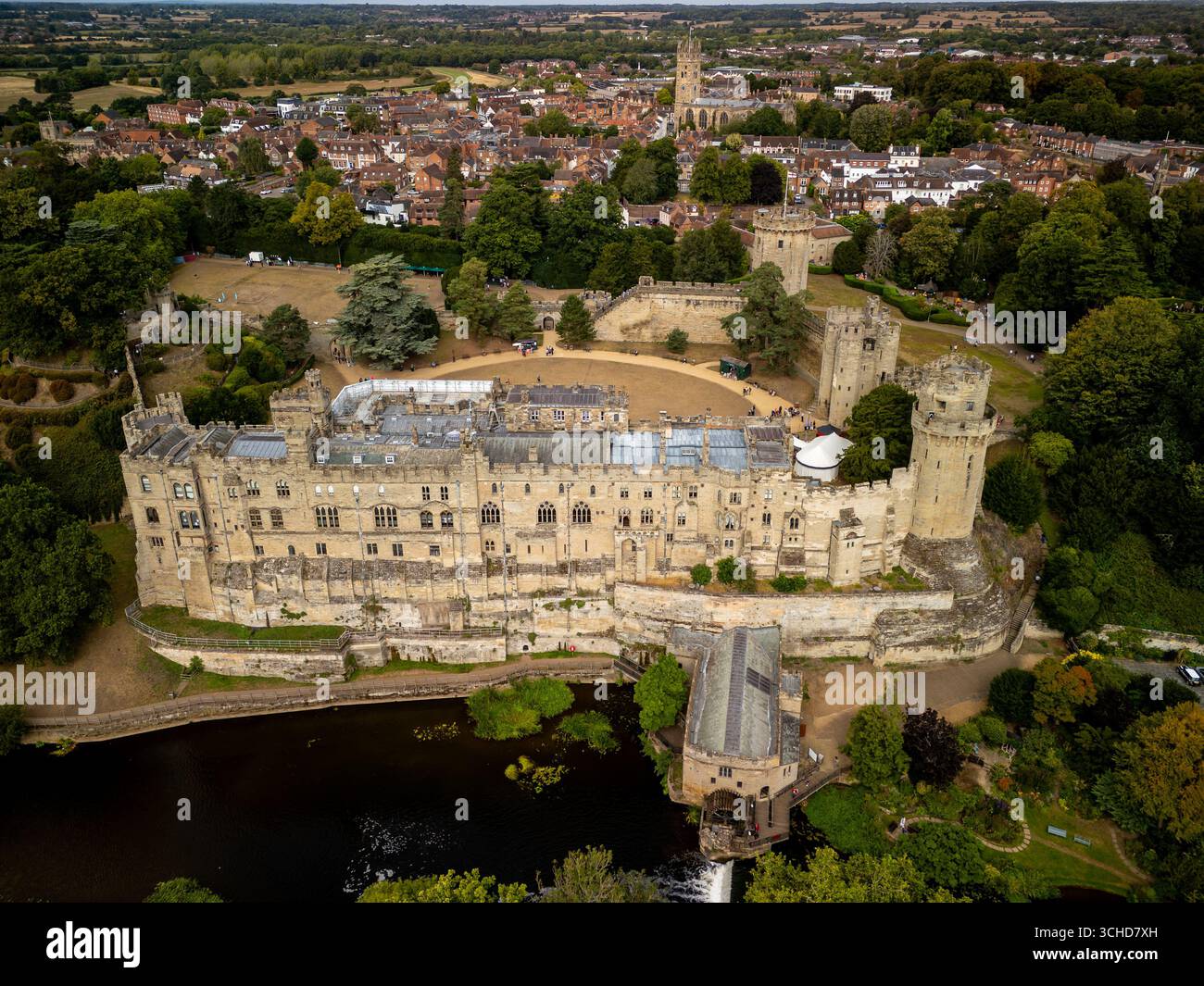 Vue aérienne du château de Warwick, un château médiéval développé à partir d'un original construit par Guillaume le Conquérant en 1068, à côté de la rivière Avon Banque D'Images