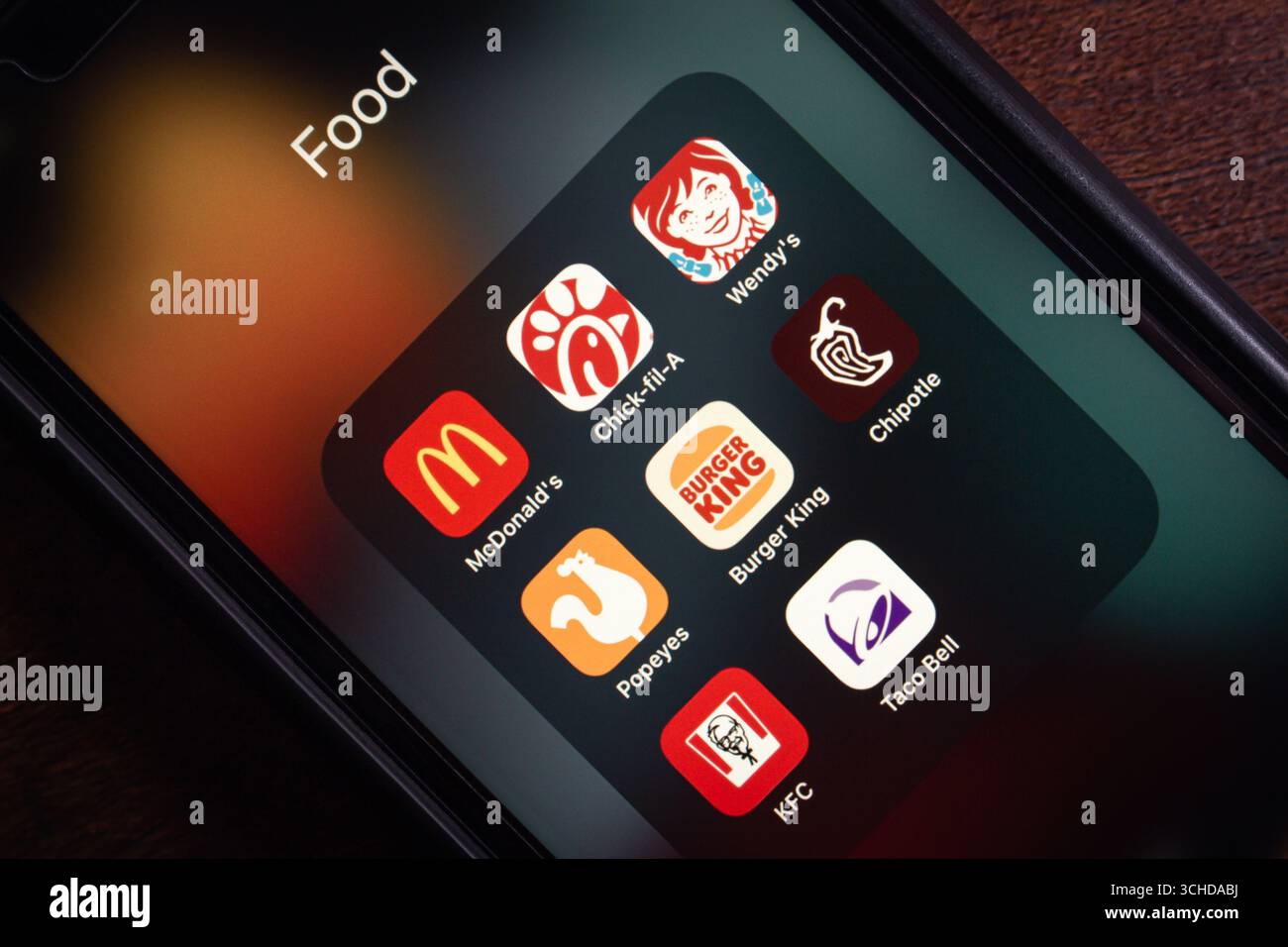 Écran de smartphone affichant les applications populaires de restauration rapide McDonald's, Chick-fil-A, Wendy's, Popeyes, Burger King, Chipotle, KFC et Taco Bell. Banque D'Images
