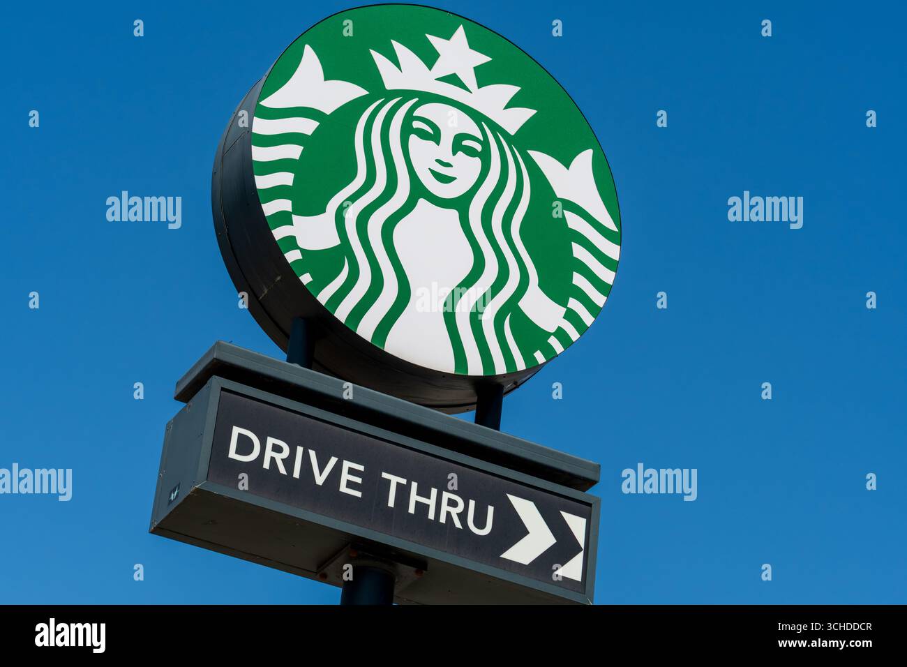 Provo, Utah, États-Unis — 1er septembre 2025 : un panneau Starbucks en bordure de route marque l'entrée du drive, avec une flèche directionnelle guidant les véhicules vers la droite. Banque D'Images