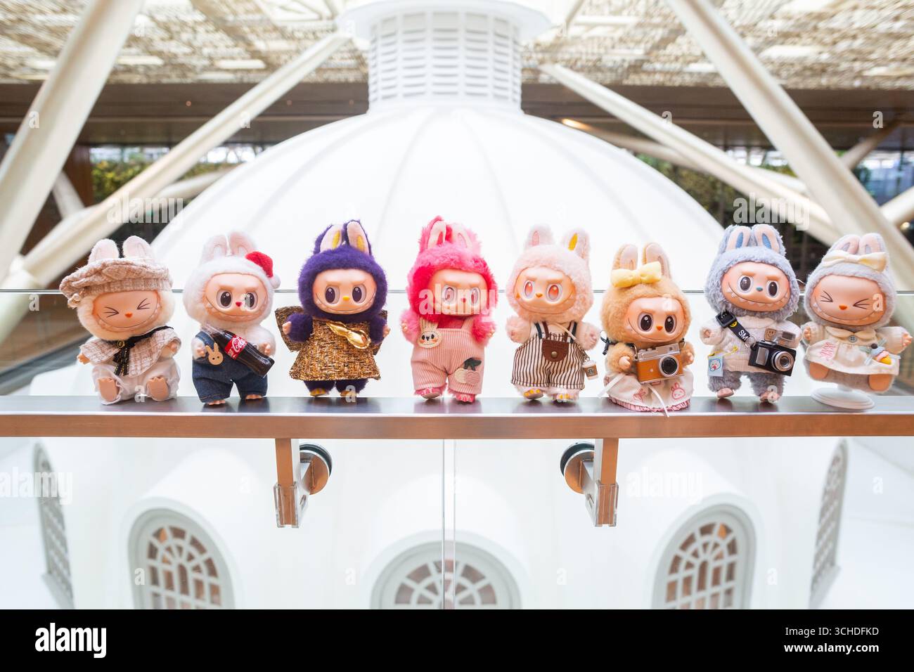 Photo de groupe d'adorables peluches Labubu se réunissent lors de leur visite de Singapour pour une visite touristique. Banque D'Images