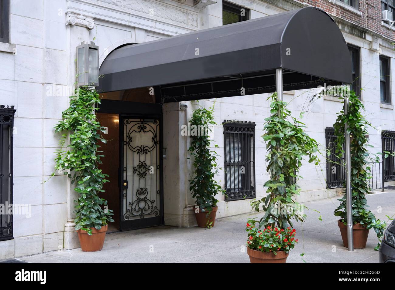 Manhattan, entrée typique de canopée à l'élégant immeuble d'appartements Banque D'Images