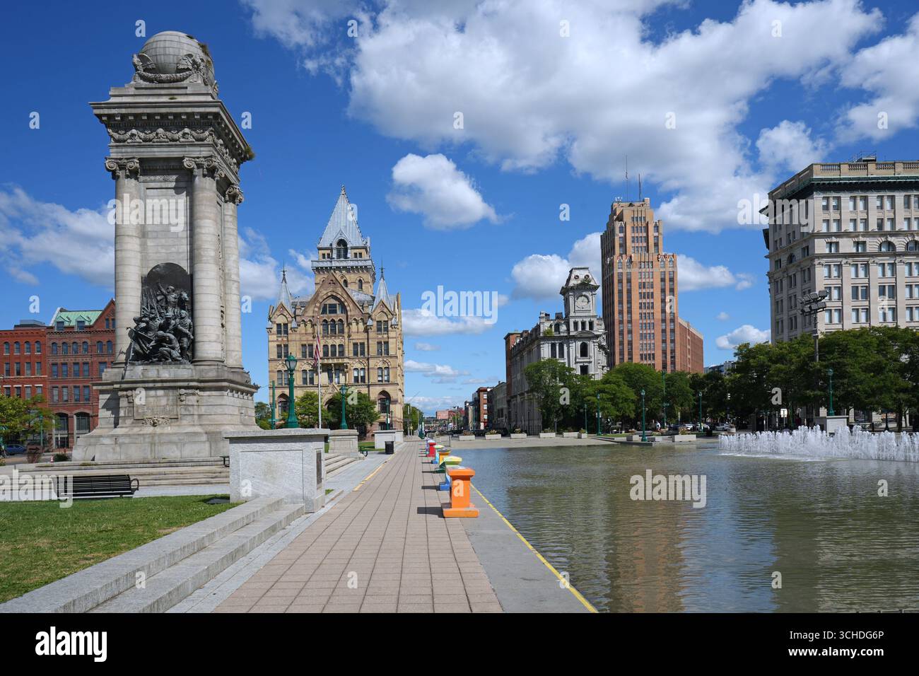 Clinton Square à Syracuse, État de New York, avec un monument commémoratif de la guerre civile et entouré de bâtiments bien conservés du début au milieu des années 1800 Banque D'Images