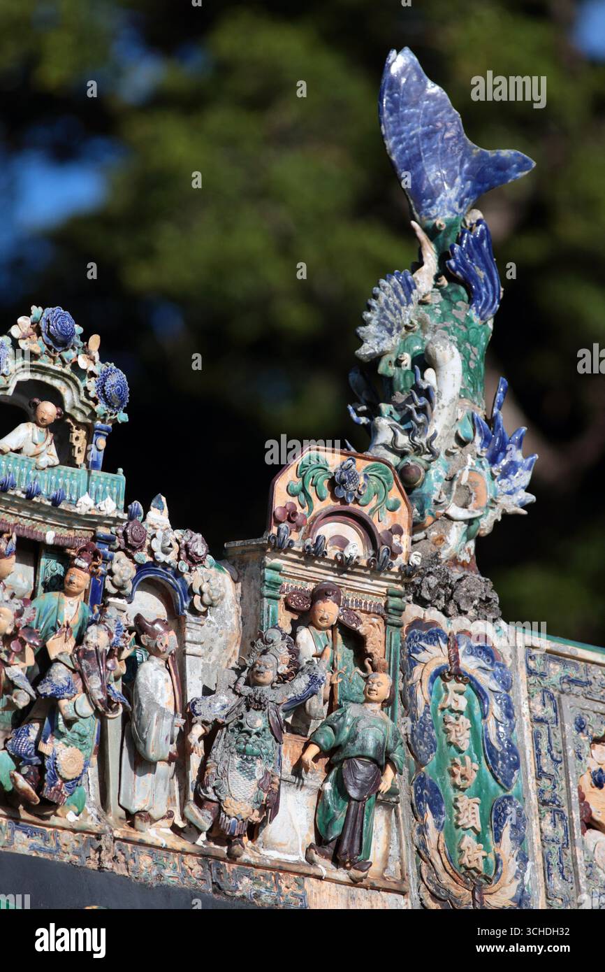 Décoration de toit du temple Tin Hau, un poisson dragon en porcelaine, (vue verticale), Tap Mun Island, Hong Kong, Chine Banque D'Images
