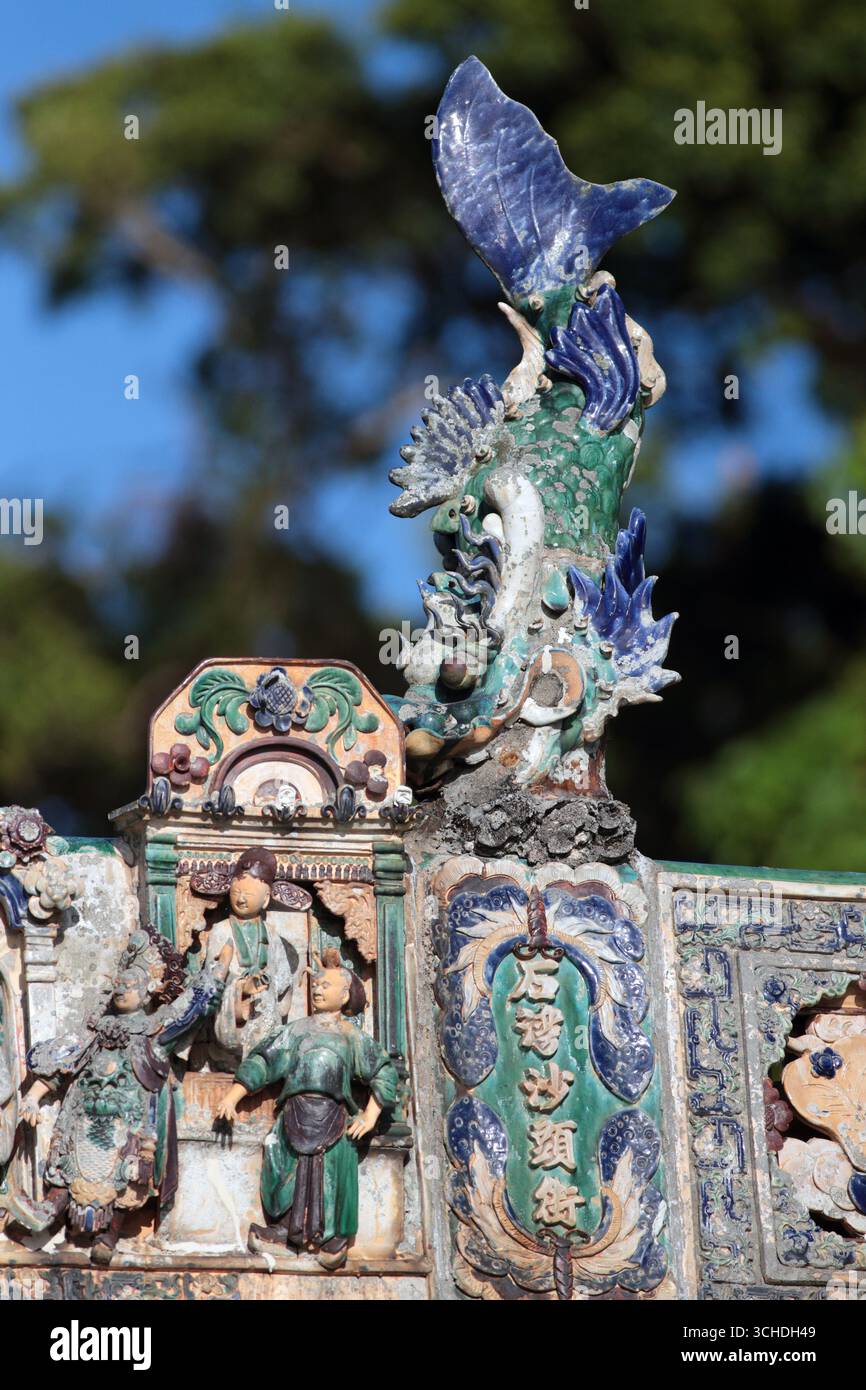 Décoration de toit du temple Tin Hau, un poisson dragon en porcelaine, (vue verticale), Tap Mun Island, Hong Kong, Chine Banque D'Images