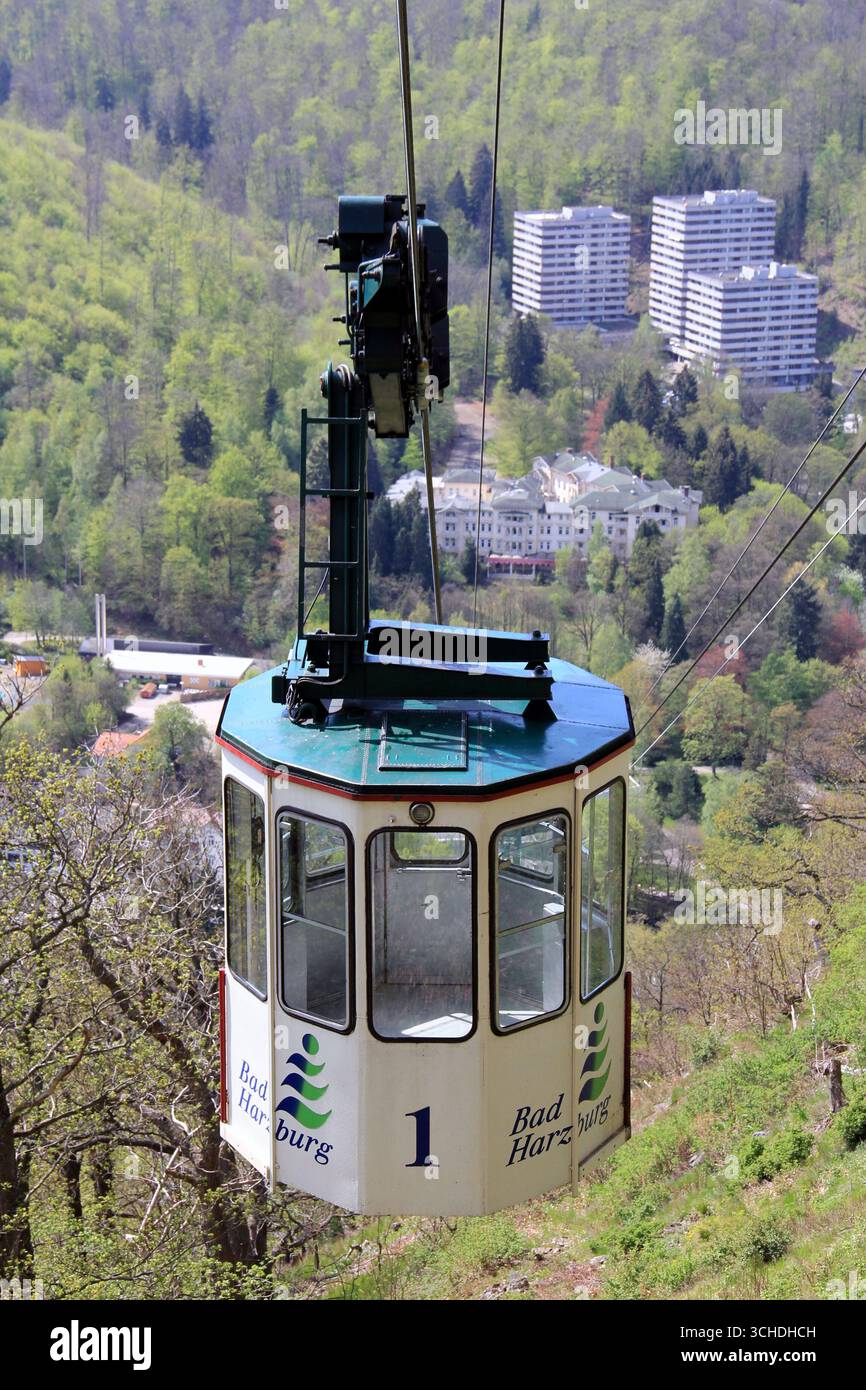 Téléphérique au-dessus de la station balnéaire, Bad Harzburg, basse-Saxe, Allemagne Banque D'Images Téléphérique au-dessus de la station balnéaire, Bad Harzburg, basse-Saxe, Allemagne Banque D'Images