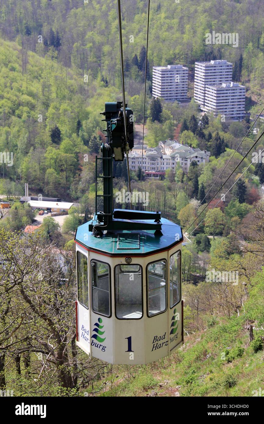 Téléphérique au-dessus de la station balnéaire, Bad Harzburg, basse-Saxe, Allemagne Banque D'Images Téléphérique au-dessus de la station balnéaire, Bad Harzburg, basse-Saxe, Allemagne Banque D'Images