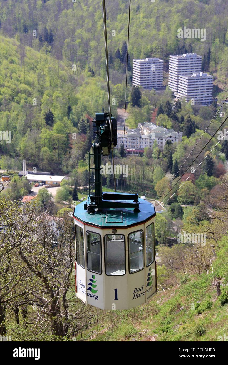 Téléphérique au-dessus de la station balnéaire, Bad Harzburg, basse-Saxe, Allemagne Banque D'Images Téléphérique au-dessus de la station balnéaire, Bad Harzburg, basse-Saxe, Allemagne Banque D'Images