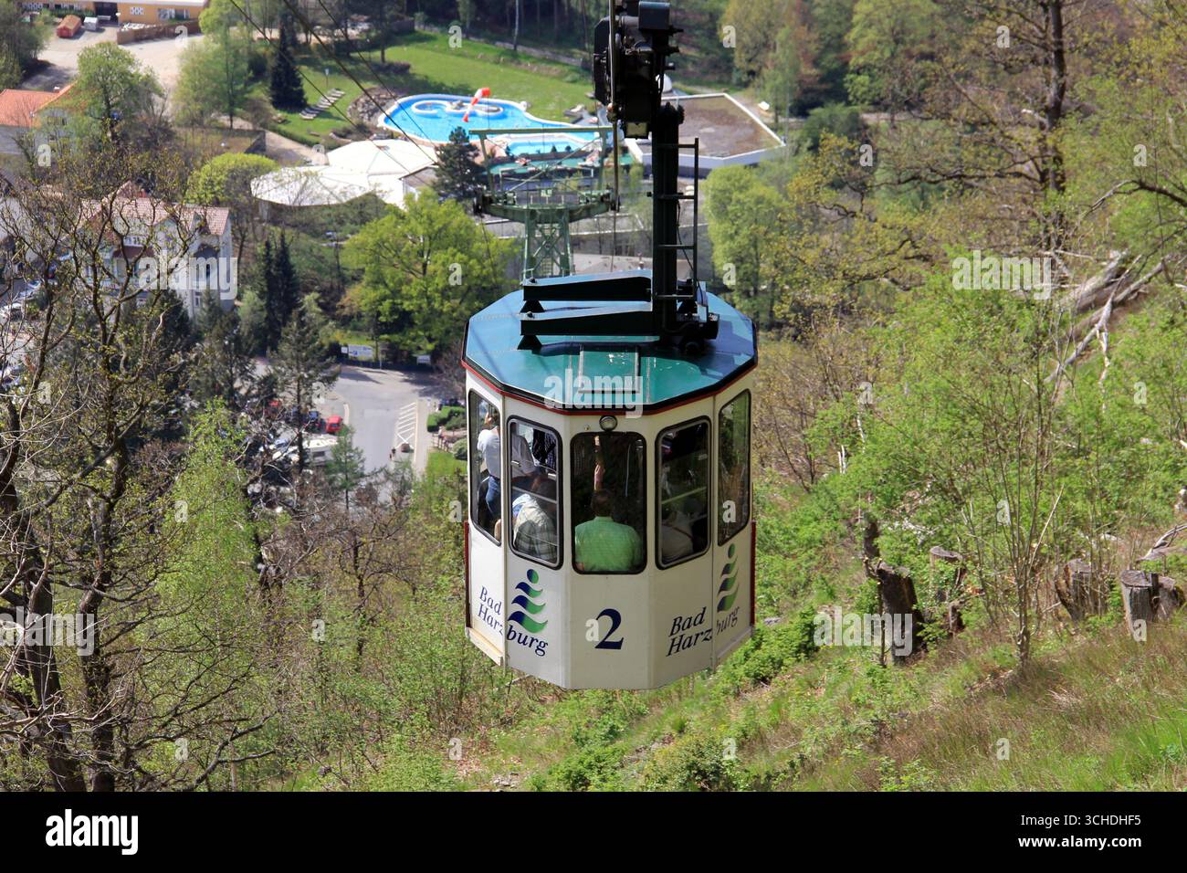 Téléphérique au-dessus de la station balnéaire, Bad Harzburg, basse-Saxe, Allemagne Banque D'Images Téléphérique au-dessus de la station balnéaire, Bad Harzburg, basse-Saxe, Allemagne Banque D'Images