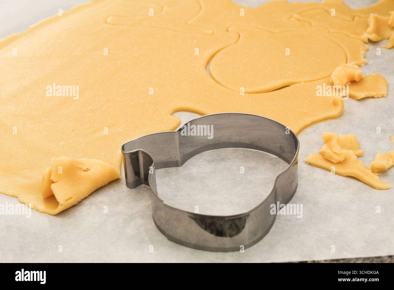 Emporte-pièce en forme de citrouille et pâte à biscuits Banque D'Images