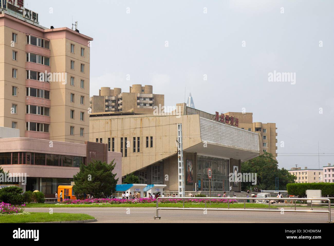 Pyongyang, Noerth Korea - 28 juillet 2015 : avec pour toile de fond la ville urbaine de Pyongyang, Corée du Nord, Kaeson Cinema met en valeur le design contemporain et le service Banque D'Images