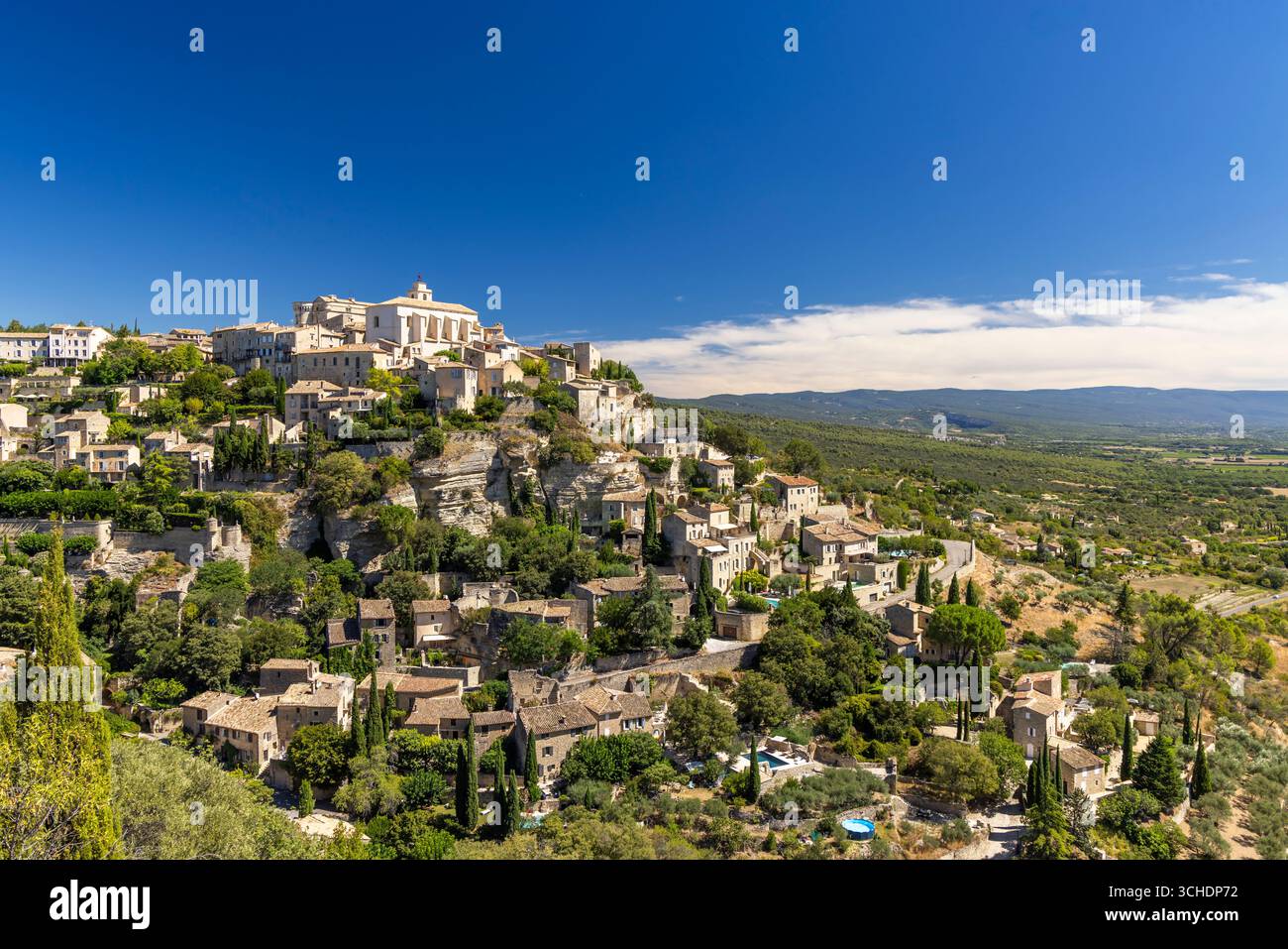 Vue panoramique sur Gordes, un village pittoresque perché sur une colline dans la région du Luberon en Provence, France, montrant ses charmantes maisons en pierre, lus Banque D'Images