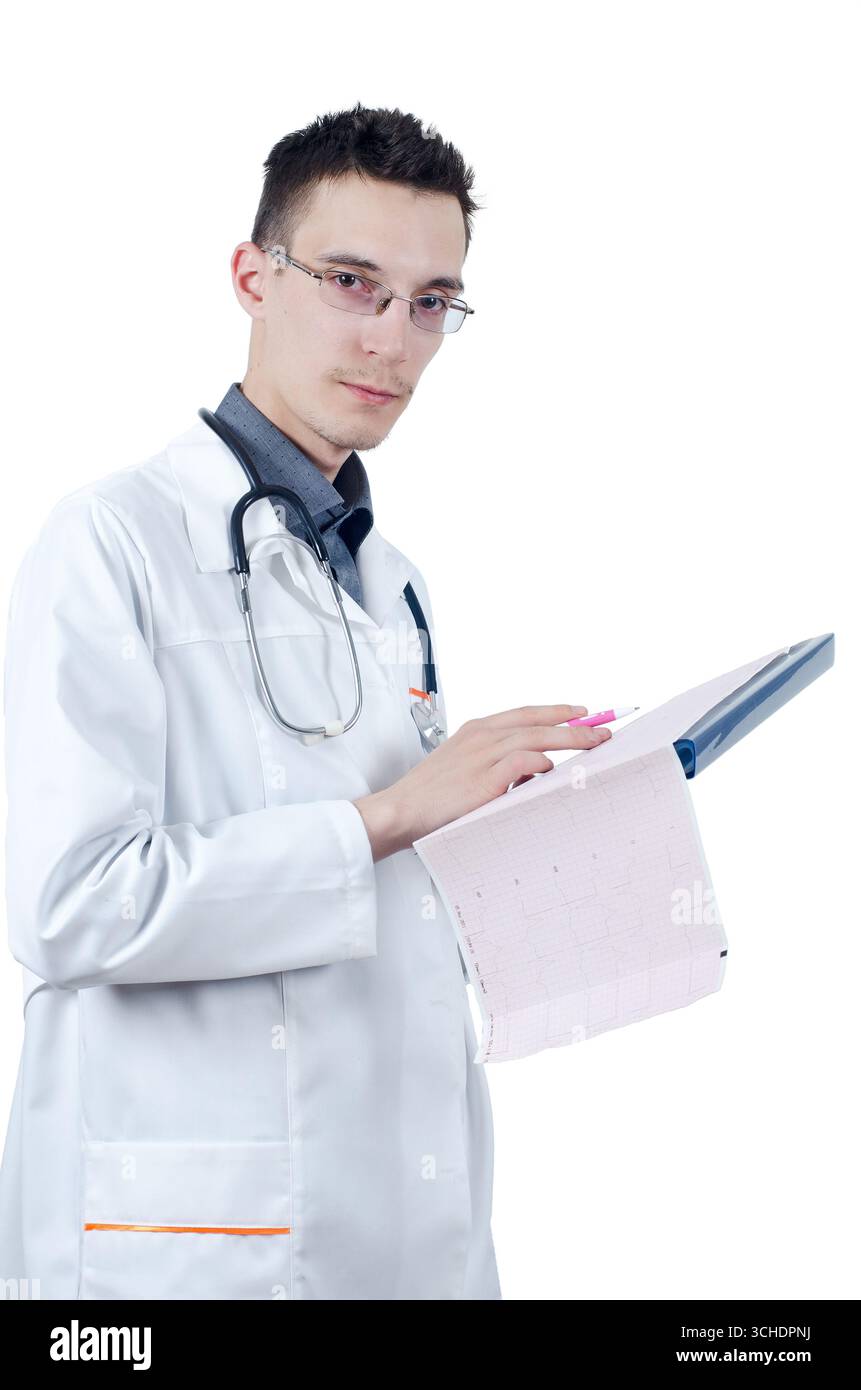 Jeune médecin masculin dans des lunettes, debout avec un stylo à bille à la main et ECG. En regardant la caméra. Isolé sur blanc Banque D'Images