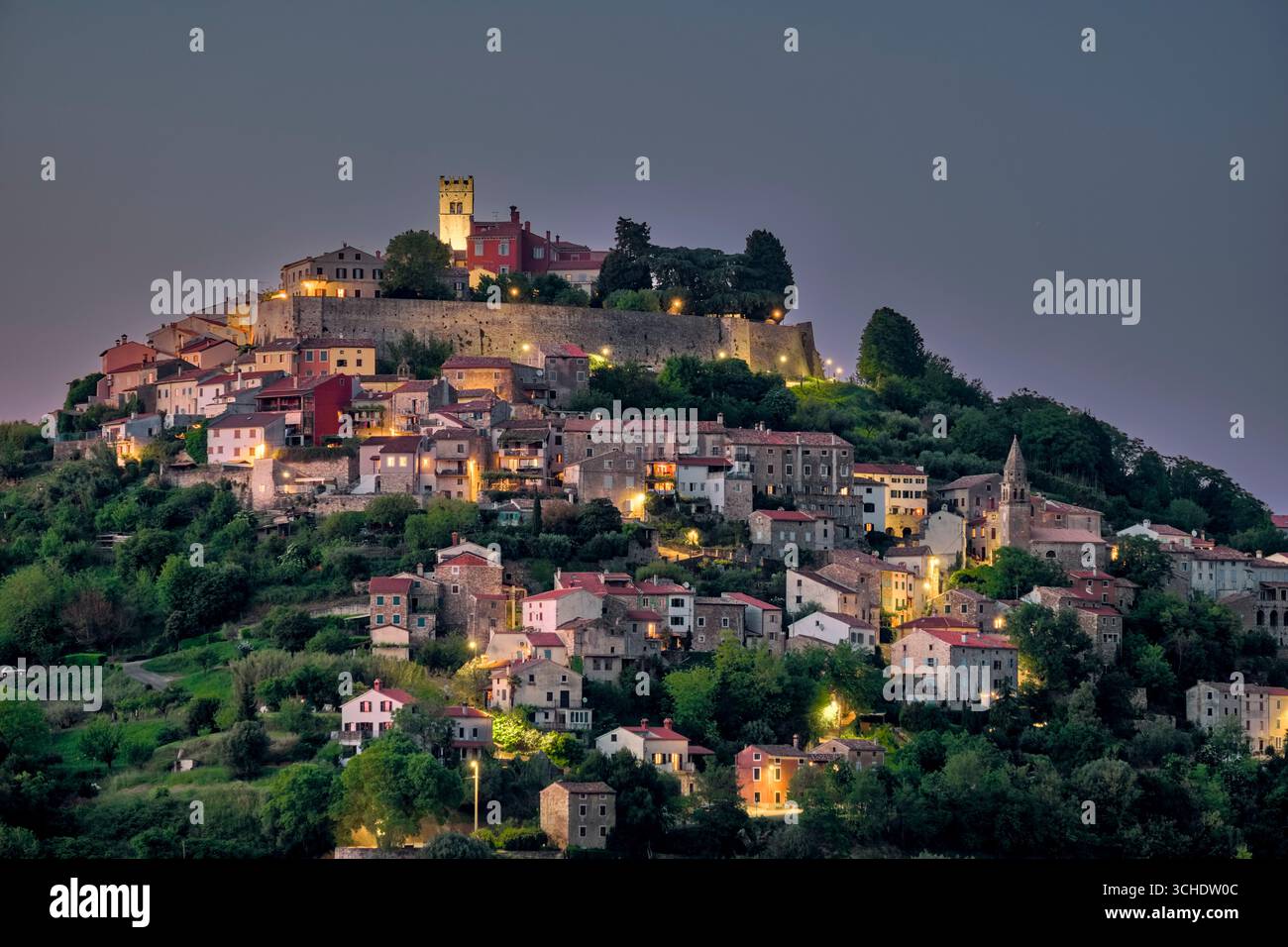 Les maisons de la ville médiévale de Motovun, situées sur une colline, la nuit. Banque D'Images