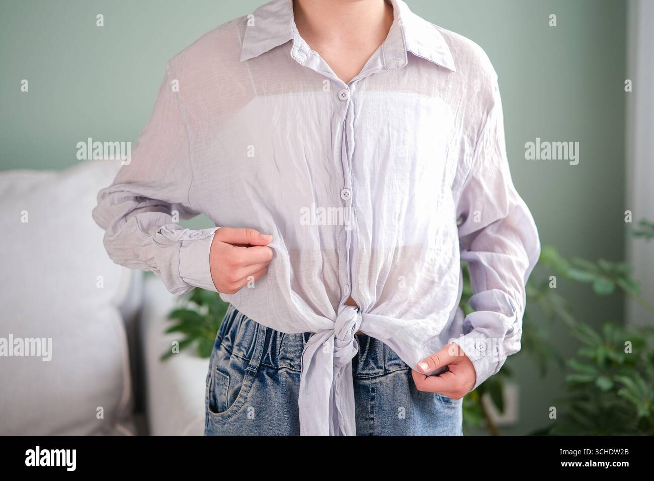 La femme portait un t-shirt grondé. Banque D'Images