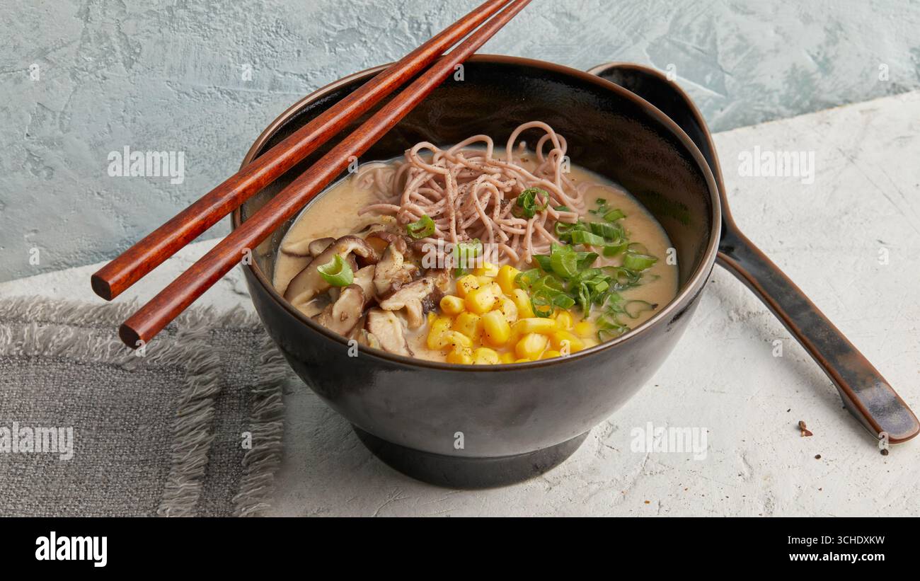 Ramen avec maïs et champignons shiitake Banque D'Images