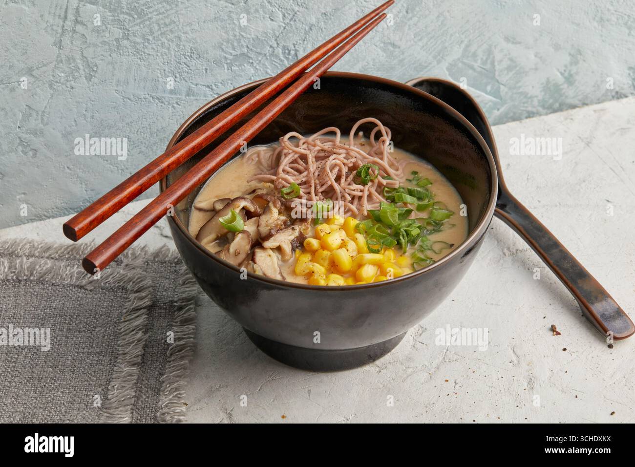 Ramen avec maïs et champignons shiitake Banque D'Images