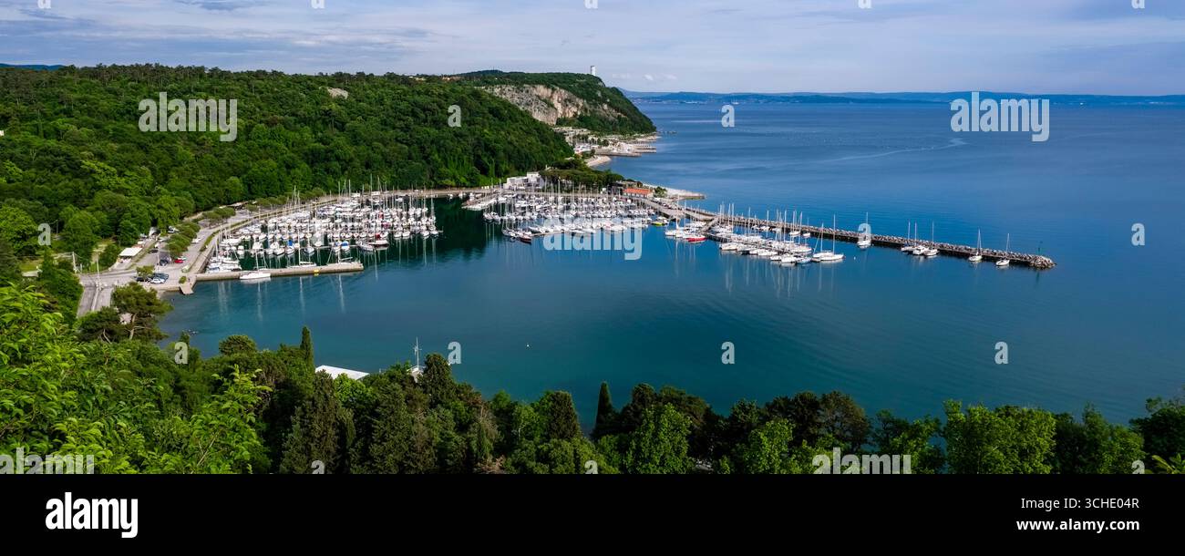 Vue aérienne panoramique sur le port de plaisance de la petite ville côtière de Castelreggio. Banque D'Images