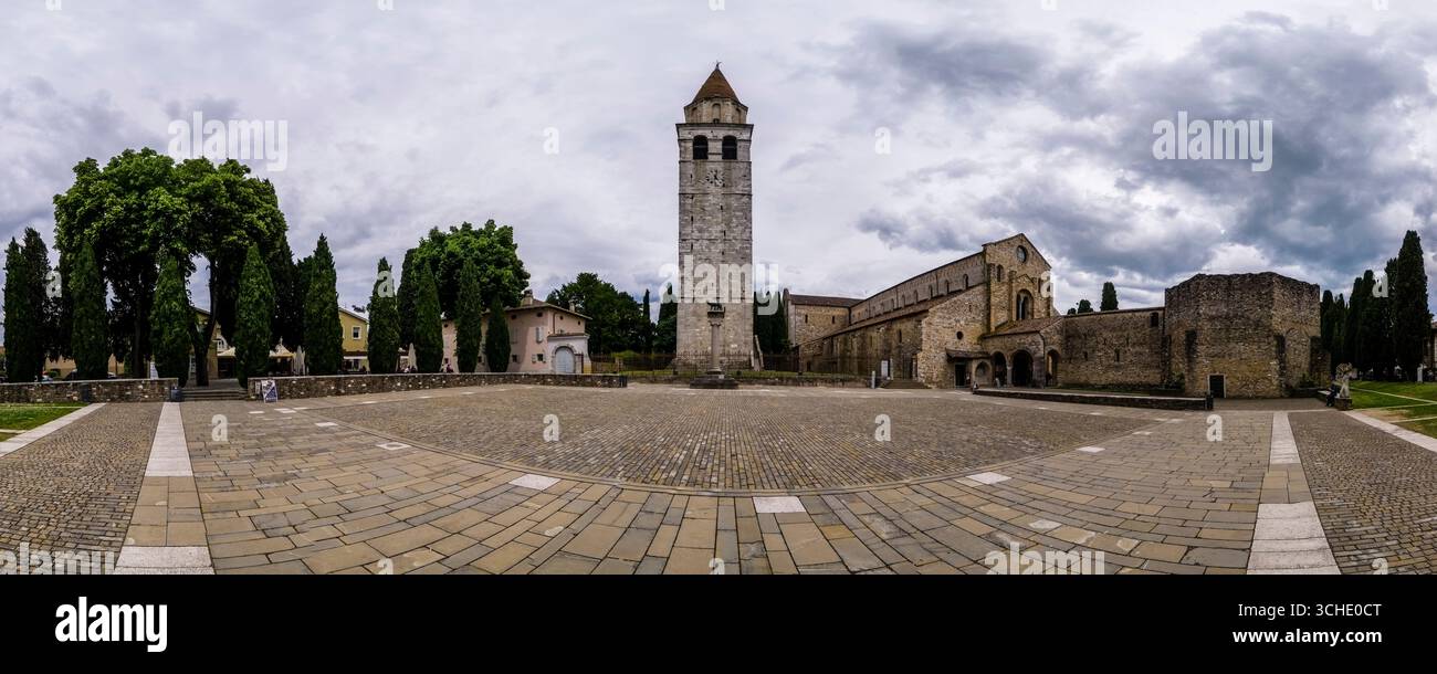 Vue panoramique sur la Basilique di Santa Maria Assunta in Aquileia, construite au XIe siècle et faisant partie des sites du patrimoine mondial de l'UNESCO. Banque D'Images