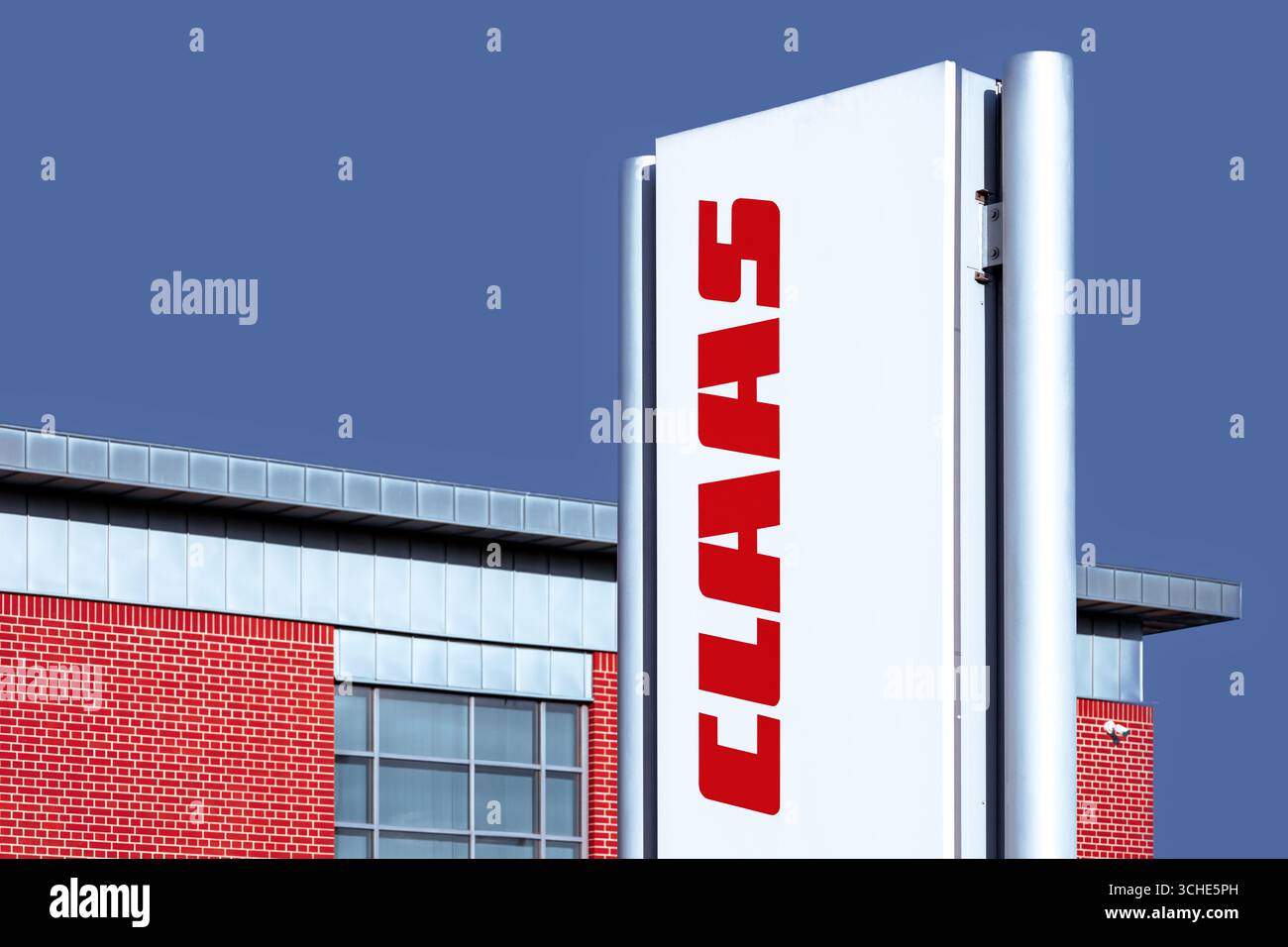 Logo CLAAS sur un pylône avec un fond de ciel bleu - CLAAS est un fabricant de machines agricoles basé en Allemagne. Banque D'Images