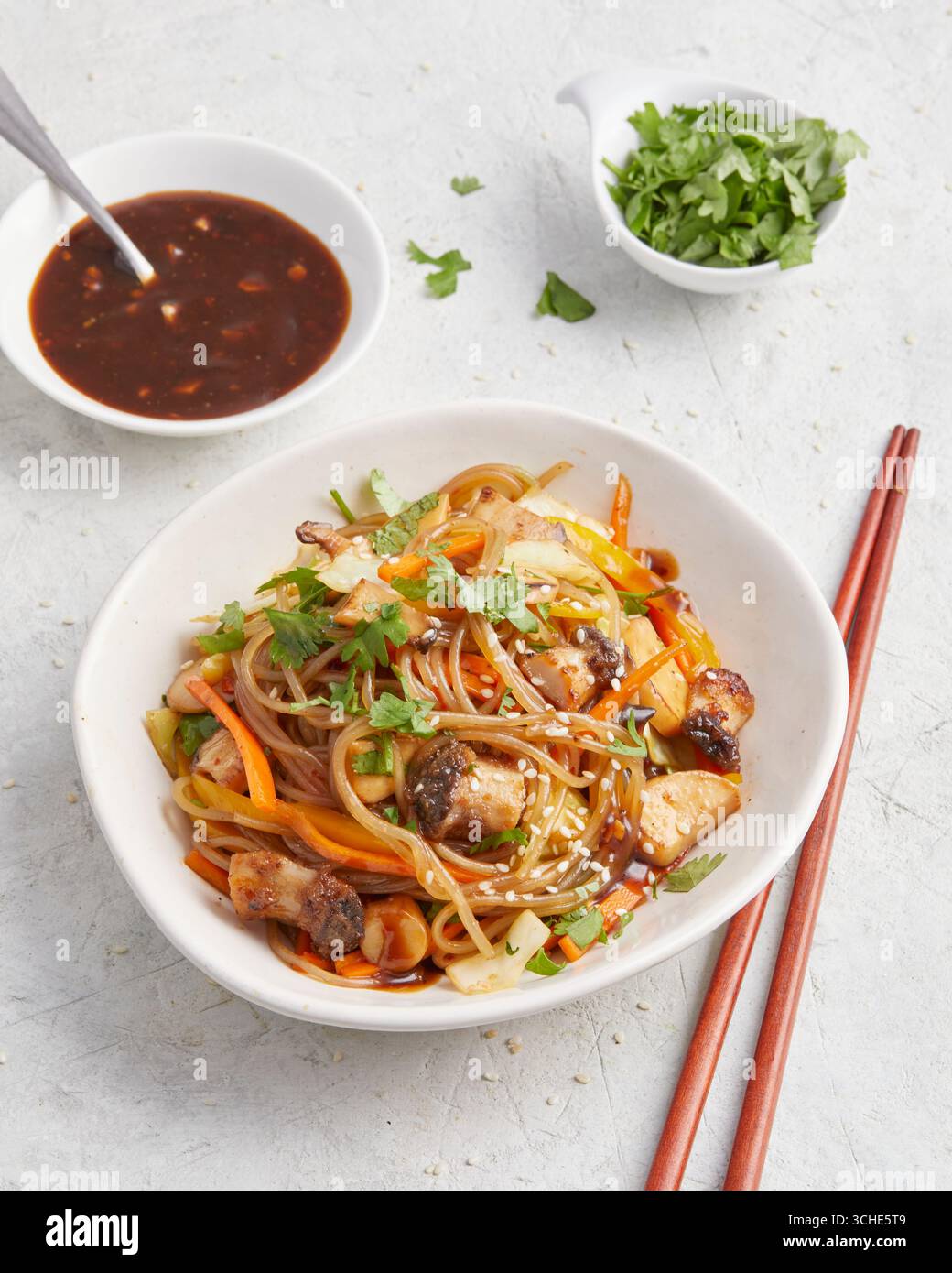 Sauter les légumes avec sauce Chili et nouilles au verre Banque D'Images