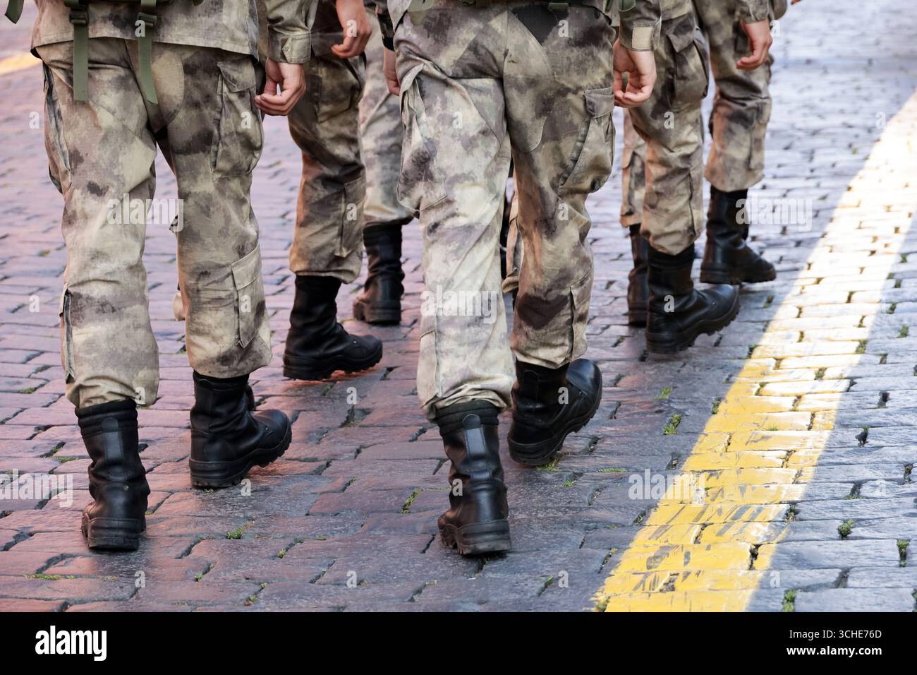 Jambes de soldats des forces militaires en camouflage. Hommes marchant dans la rue de la ville, concept de mobilisation Banque D'Images