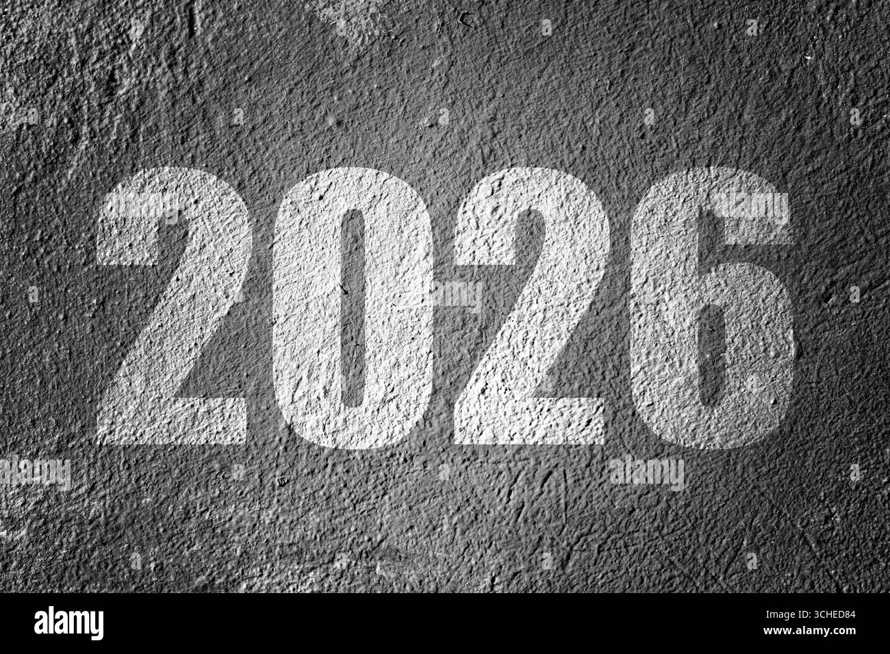 Le numéro 2026 peint en blanc sur une surface sombre et texturée, représentant un concept de nouvelle année. Banque D'Images