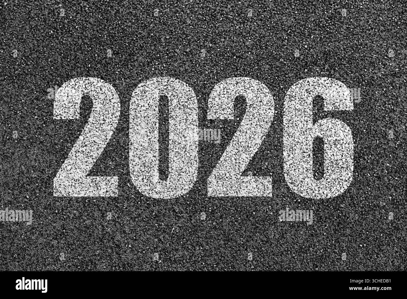 Le numéro blanc 2026 est peint en gras sur une surface d'asphalte rugueuse Banque D'Images