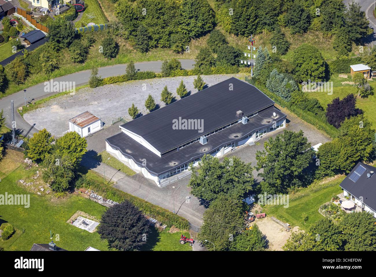 Vue aérienne, mairie du village, Oberveischede, Olpe, Sauerland, Rhénanie du Nord-Westphalie, Allemagne Banque D'Images