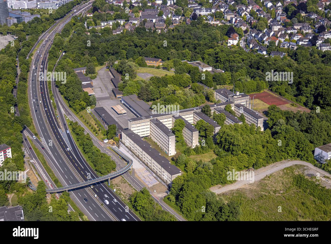 Vue aérienne, ancienne école de police Norbertstrasse à l'angle de Luehrmannstrasse sur l'autoroute A52, Essen-Bredeney, Essen, région de la Ruhr, Rhénanie du Nord- Banque D'Images