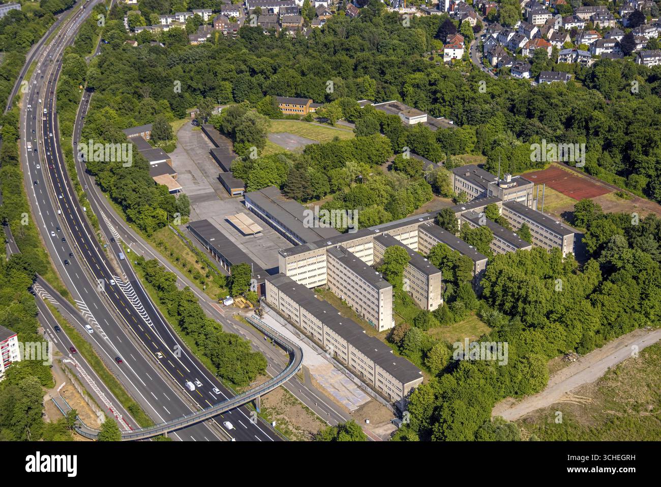 Vue aérienne, ancienne école de police Norbertstrasse à l'angle de Luehrmannstrasse sur l'autoroute A52, Essen-Bredeney, Essen, région de la Ruhr, Rhénanie du Nord- Banque D'Images