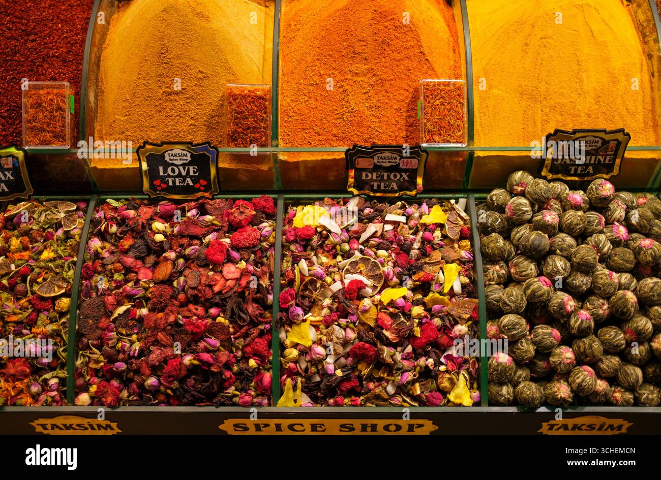 Turquie : une variété d'infusions de thé à vendre dans le Bazar aux épices (Misir Carsisi ou Bazar égyptien), quartier d'Eminonu, district de Fateh, Istanbul. Le Bazar égyptien a été conçu par Koca Kasim Aga et construit en 1664. Il fait partie du complexe Yeni Camii ou Nouvelle mosquée. Banque D'Images
