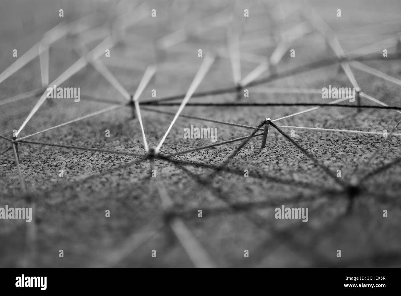 Arrière-plan. Concept abstrait (idée) de réseau, médias sociaux, internet, travail d'équipe, communication abstrait. Clous reliés entre eux par des fils. Isolé. Banque D'Images