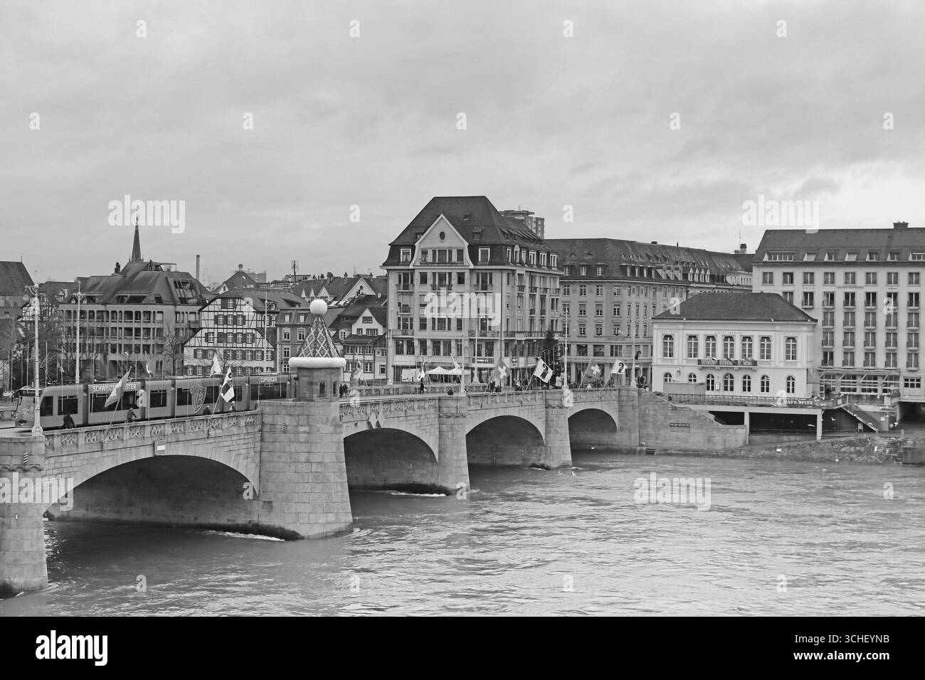 Bâle, Suisse - 22 décembre 2023 : vue sur le pont Mittlere (milieu) et le quai. Dans sa forme actuelle, le pont mittlere a été construit en 1905 Banque D'Images