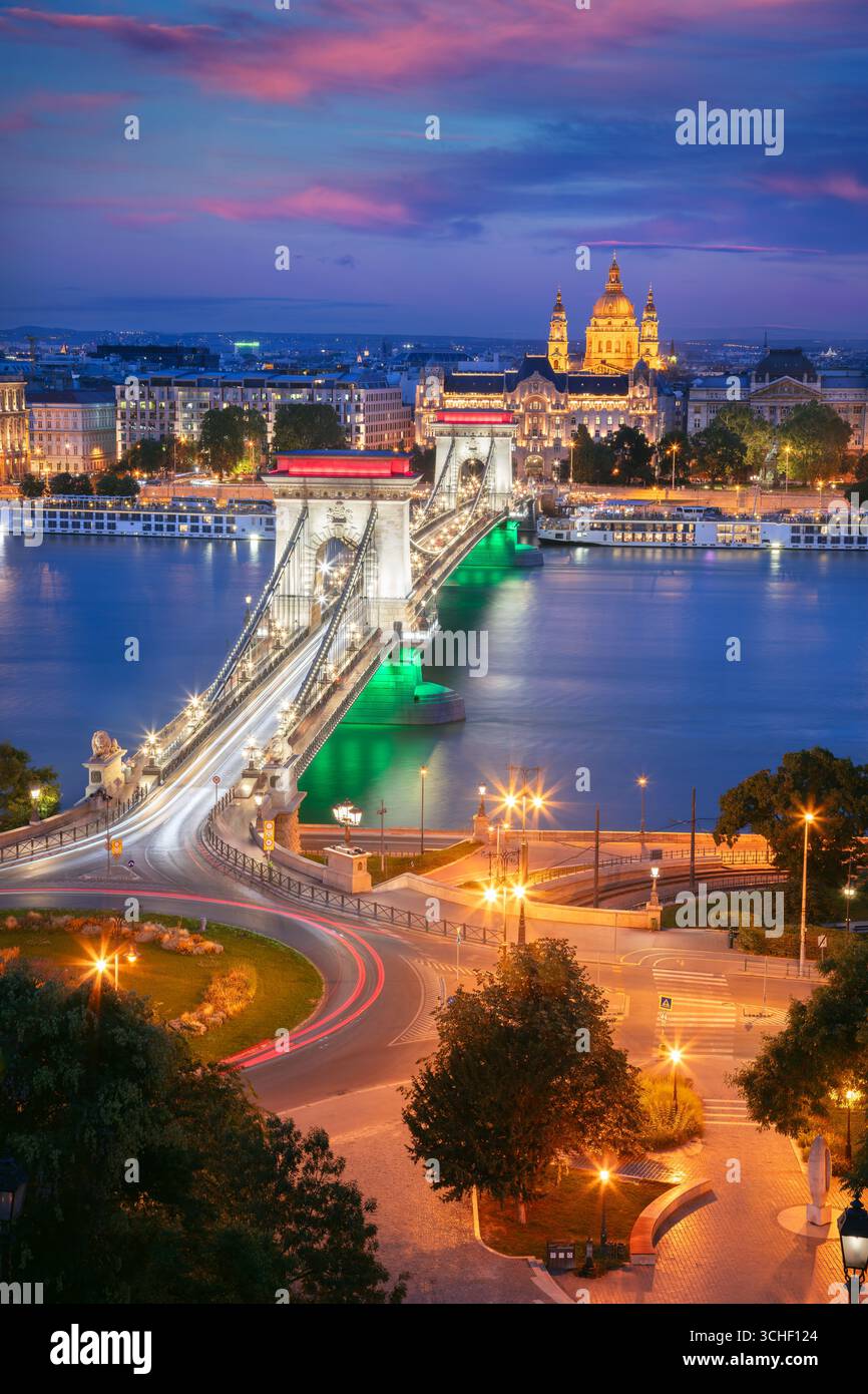 Budapest, Hongrie. Image de paysage urbain aérien de Budapest, capitale de la Hongrie, avec le pont des chaînes Szechenyi à l'heure bleue crépusculaire. Banque D'Images
