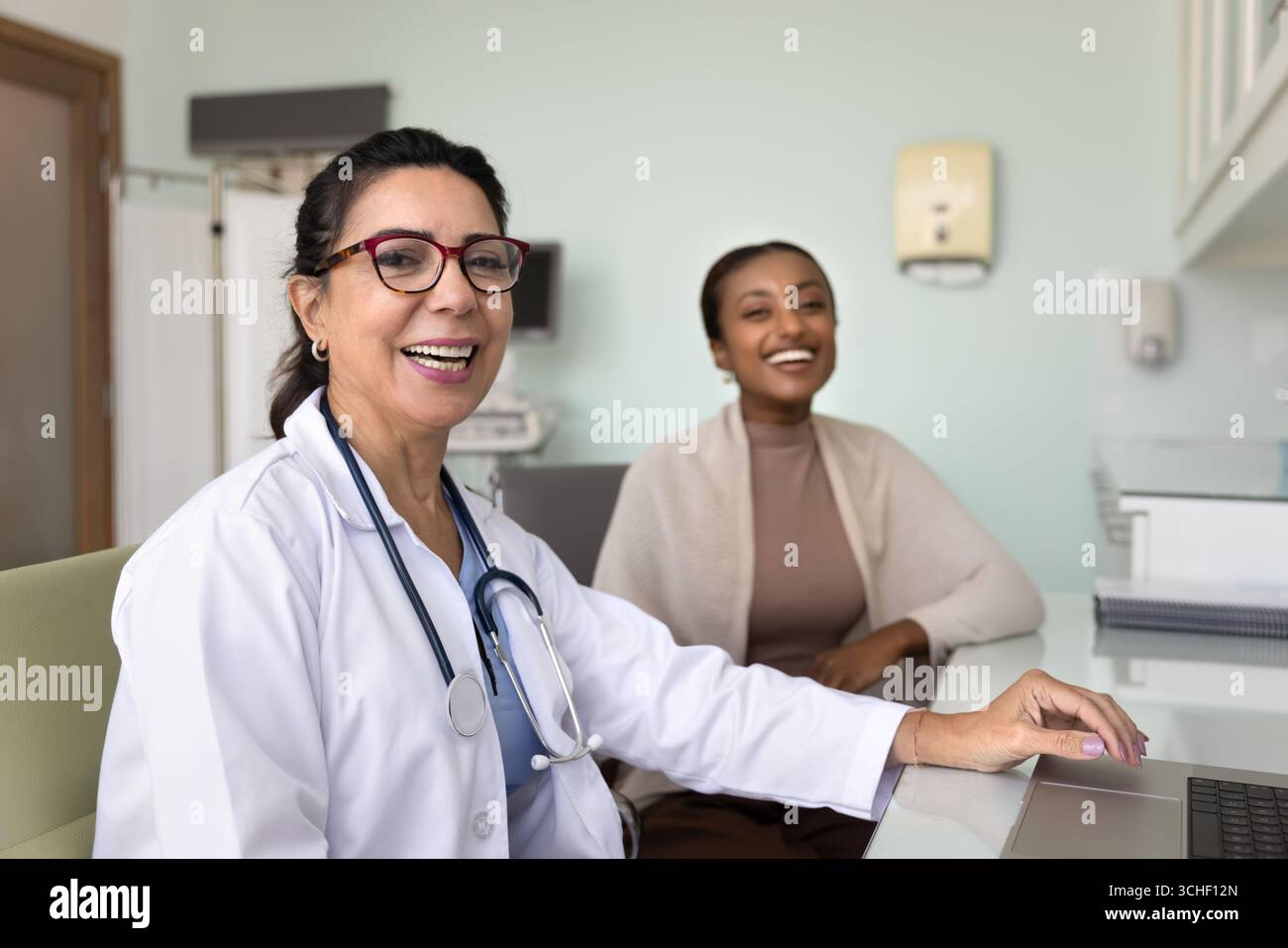 Thérapeute heureuse et patiente africaine, souriante, regardant la caméra Banque D'Images