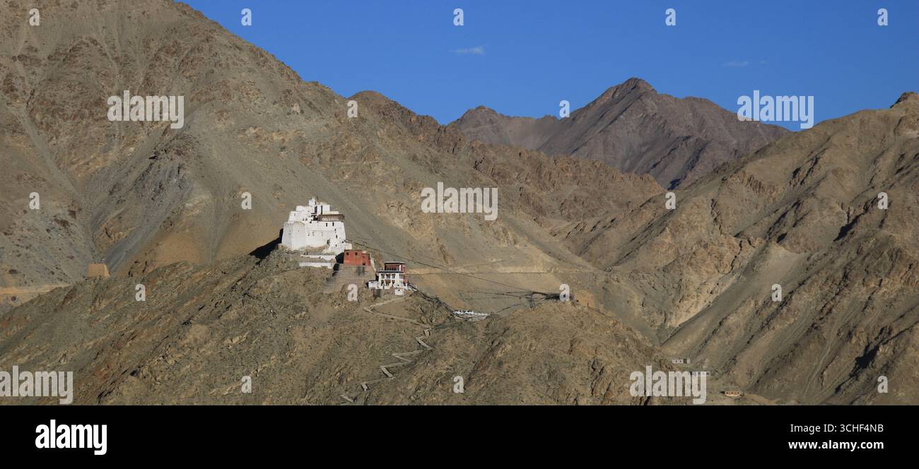 Château de Tsemo et monastère de Namgyal Tsemo vu de Shanti Stupa, Leh, Inde. Banque D'Images
