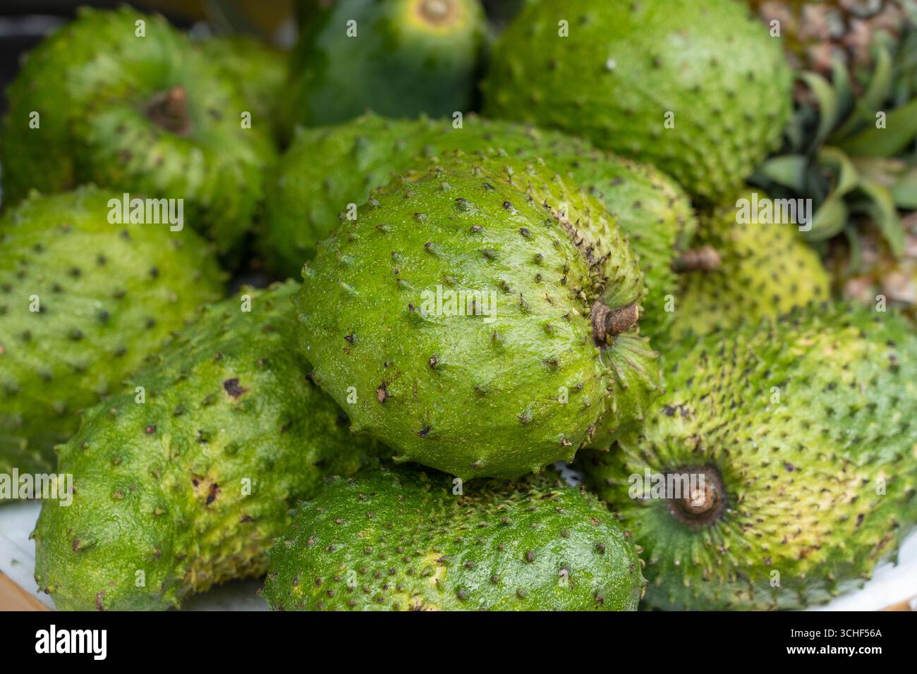 Corossol, Guanabana ou Anone ou Annona muricata et de noix de coco verte sur la rue du marché à Ubud, île de Bali, Indonésie. Close up Banque D'Images