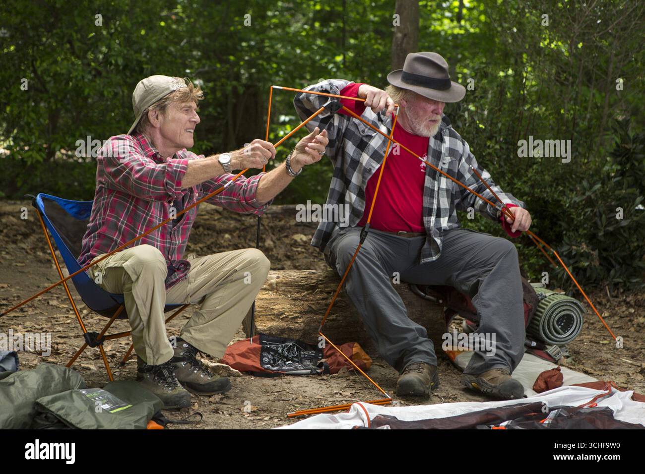 A Walk in the Woods est un film dramatique biographique américain réalisé par Ken Kwapis et sorti en 2015 et mettant en vedette Robert Redford, Nick Nolte et Emma Thompson. Basé sur le livre de 1998 du même nom de Bill Bryson, il est sorti le 2 septembre 2015. Banque D'Images