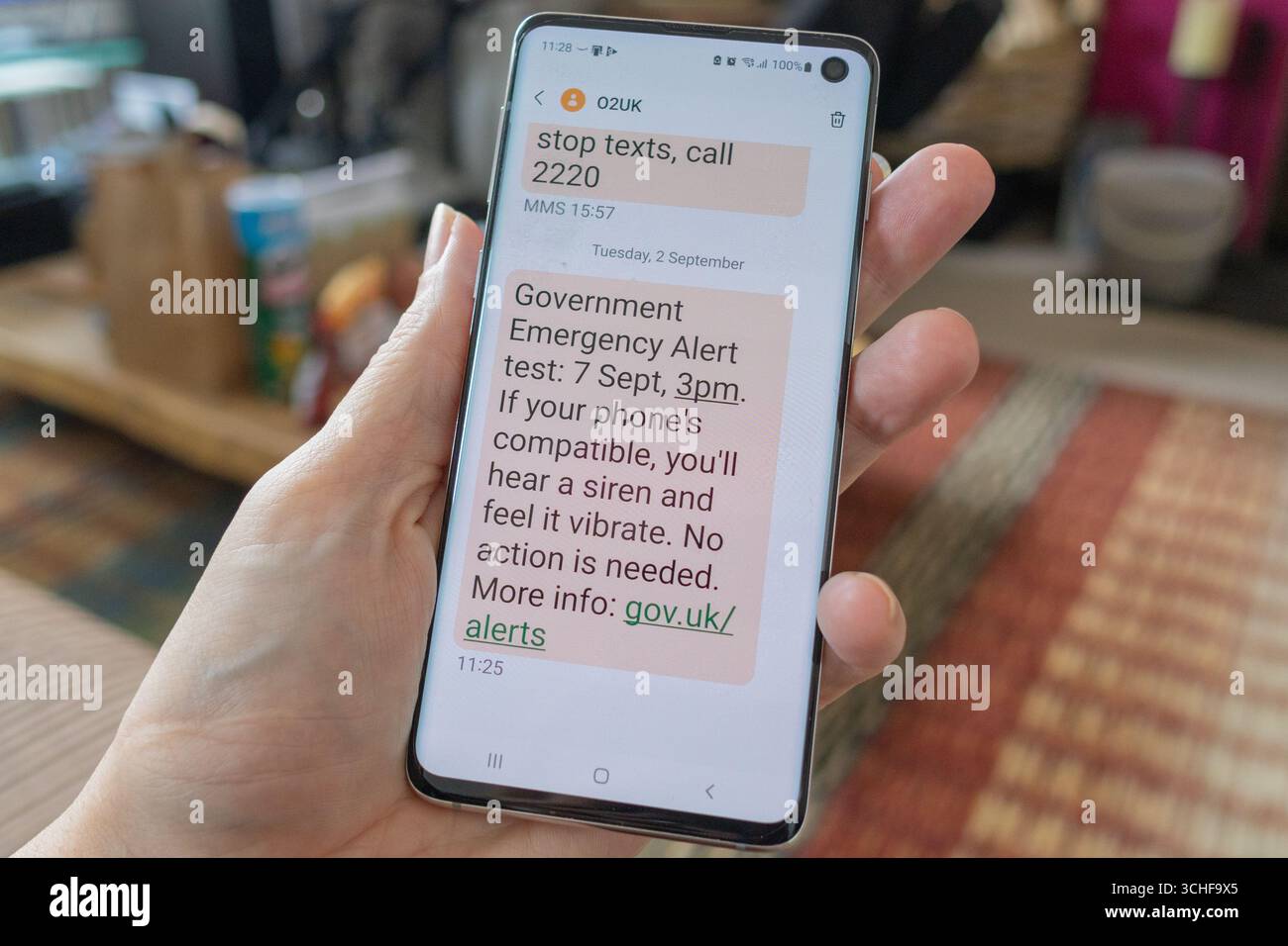 Southend on Sea, Royaume-Uni. 2 septembre 2025. Un smartphone affiche un message test d'alerte d'urgence du gouvernement prévu pour le 7 septembre à 15h. L'alerte informe les utilisateurs que les téléphones compatibles émettent une sirène et vibrent, sans aucune action requise. Le système d'alertes d'urgence sera utilisé pour avertir d'un danger pour la vie à proximité, y compris les conditions météorologiques extrêmes. Penelope Barritt/Alamy Live News Banque D'Images