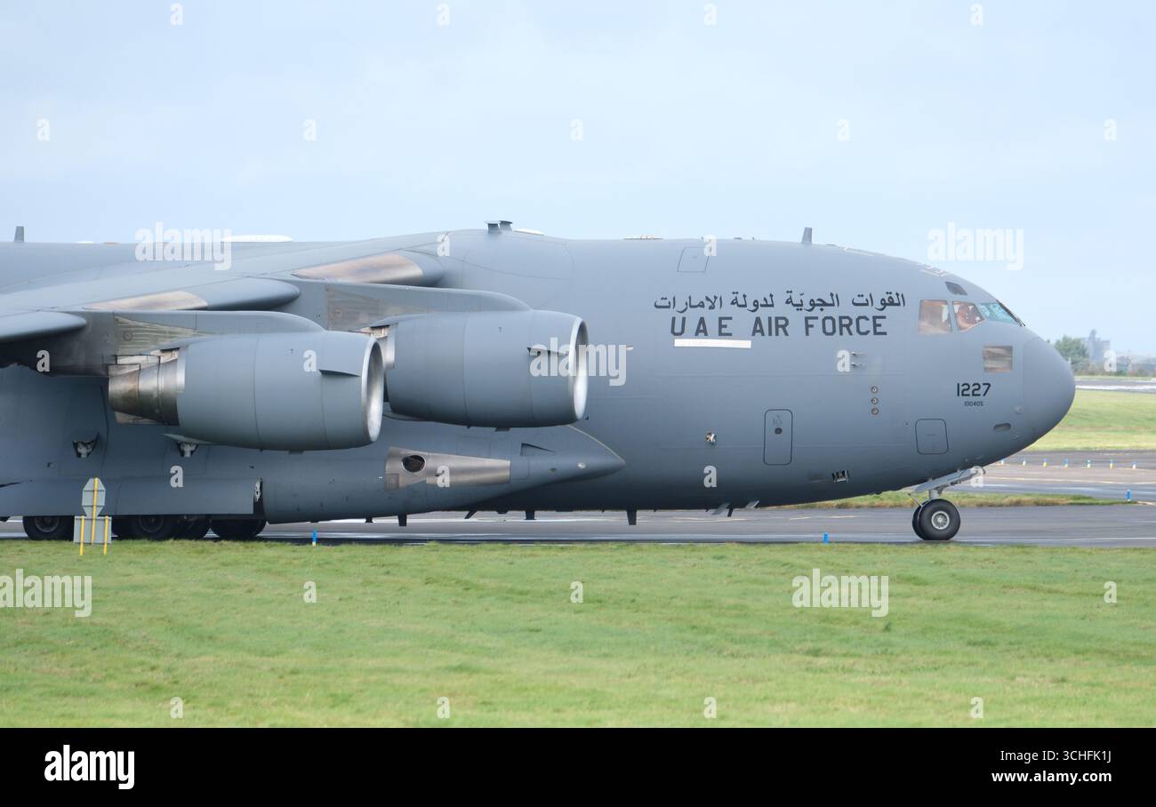 UAE Air Force ( Emirats Arabes Unis ) Boeing C-17A Globemaster avion de transport de marchandises vu ici à l'aéroport de Prestwick en Écosse en septembre 2025 Banque D'Images