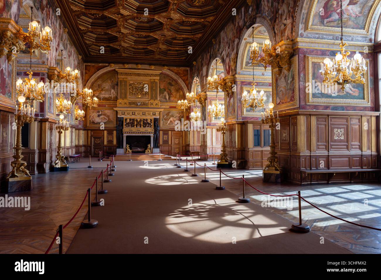 Vue intérieure de la Galerie François Ier au Palais de Fontainebleau, France, présentant des décorations ornées de la Renaissance, des arches et des plafonds peints Banque D'Images