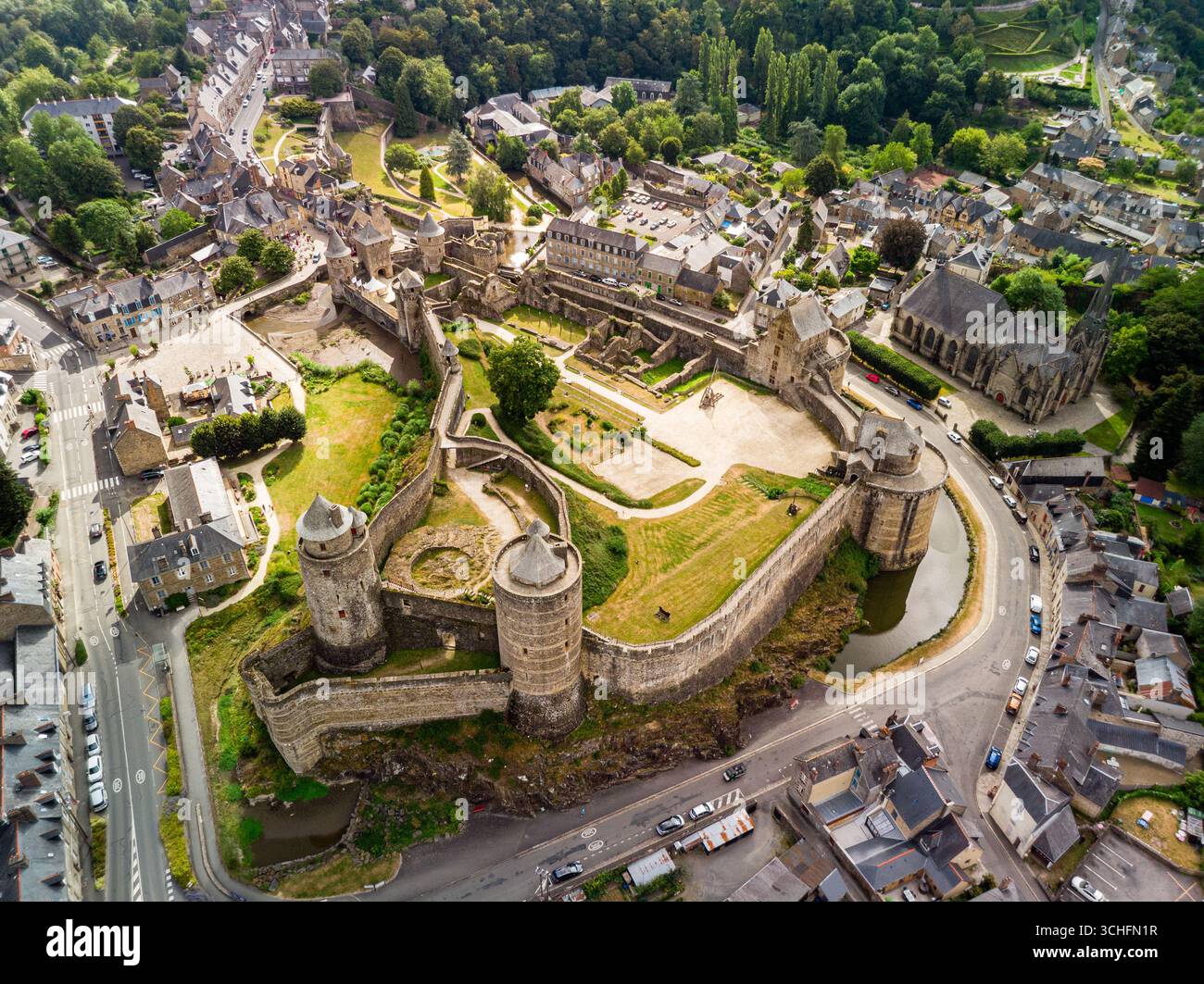 Vue aérienne du château de Fougères en Bretagne, France, avec les deux tours arrière bien en évidence au premier plan, mettant en évidence les fortifications Banque D'Images