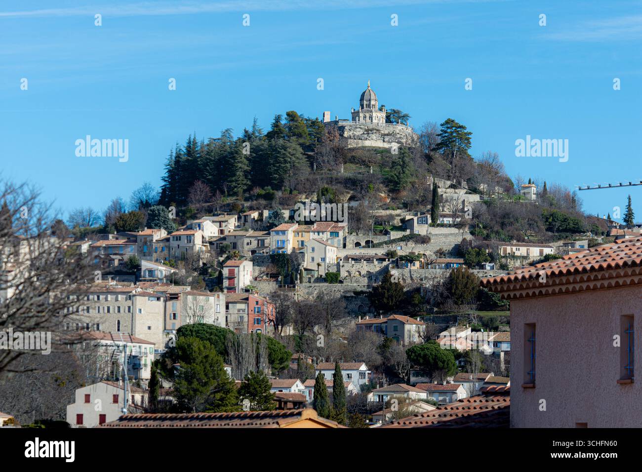 Vue sur la ville provençale de Forcalquier, France, avec la chapelle notre Dame de Provence perchée surplombant les toits et le paysage Banque D'Images