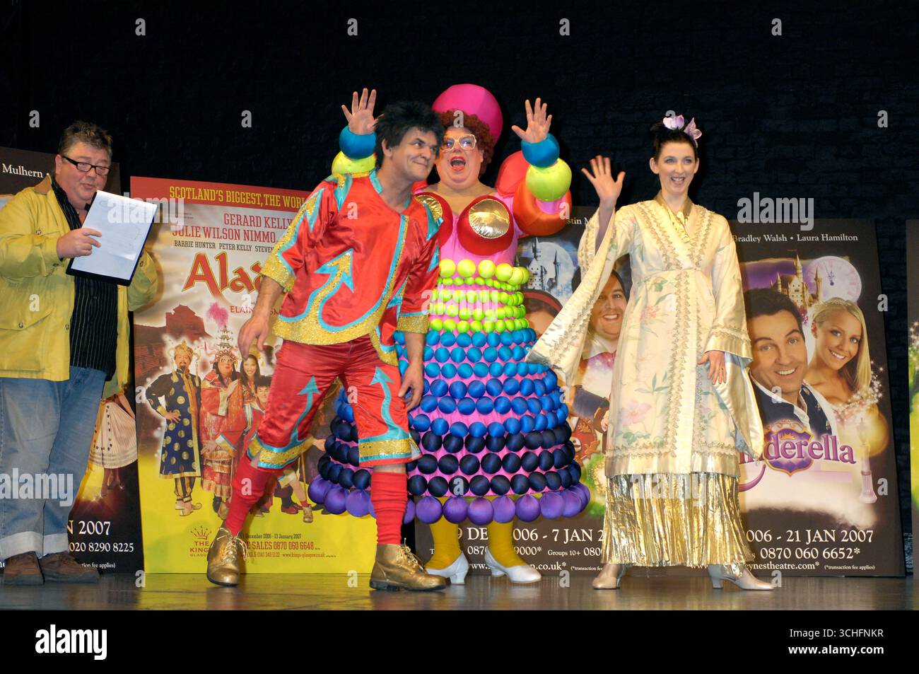 Jono Coleman, Gerard Kelly et Eric Potts lors du lancement de la presse nationale des pantomimes de Noël au Piccadilly Theatre de Londres - 23 novembre 2006 Banque D'Images
