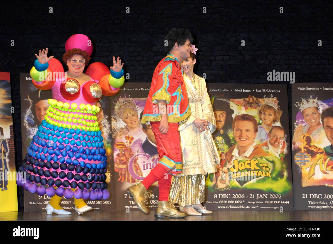 Eric Potts et Gerard Kelly lors du lancement de la presse nationale des pantomimes de Noël au Piccadilly Theatre de Londres - 23 novembre 2006 Banque D'Images